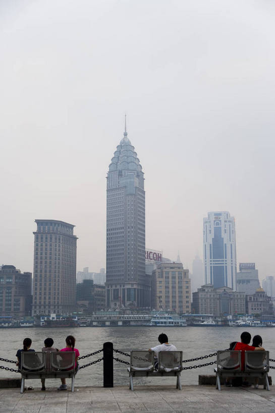 竖图,彩色,室外,白天,办公楼,河流,大厦,建筑,上海,中国,亚洲,游人,建筑群,黄浦江,浦东,现代建筑,休闲,摩天大厦,摄影,金融中心,东亚,中华人民共和国,江,大楼,bj174