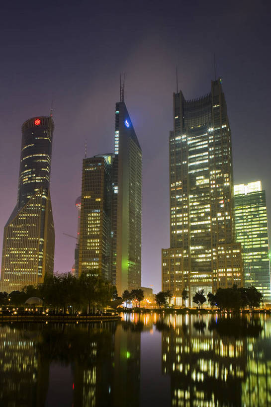 公园,花园,竖图,彩色,旅游,度假,办公楼,草地,草坪,名胜古迹,植物,城市风光,标志建筑,大厦,地标,建筑,夜景,上海,中国,亚洲,遗迹,景观,建筑群,灯光,古迹,文物,娱乐,建设,古建筑,浦东,草,绿色,地标建筑,享受,休闲,灿烂,旅游胜地,放松,竖,摄影,古文明,东亚,中华人民共和国,陆家嘴绿地,金融区,旅行,bj174