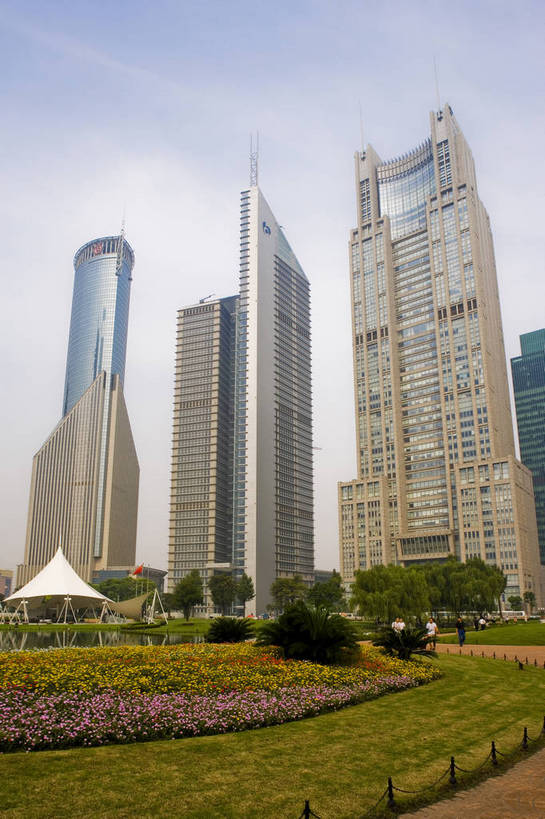 公园,花园,竖图,彩色,室外,白天,旅游,度假,办公楼,草地,草坪,名胜古迹,植物,城市风光,标志建筑,大厦,地标,建筑,上海,中国,亚洲,遗迹,景观,建筑群,古迹,文物,娱乐,建设,古建筑,浦东,草,绿色,地标建筑,享受,休闲,旅游胜地,放松,竖,摄影,古文明,东亚,中华人民共和国,陆家嘴绿地,金融区,旅行,bj174