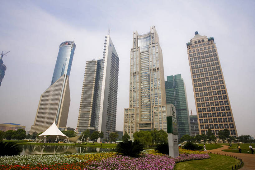 公园,花园,横图,彩色,室外,白天,旅游,度假,办公楼,草地,草坪,名胜古迹,植物,城市风光,标志建筑,大厦,地标,建筑,上海,中国,亚洲,遗迹,景观,建筑群,古迹,文物,娱乐,建设,古建筑,浦东,草,绿色,地标建筑,享受,休闲,旅游胜地,放松,摄影,古文明,东亚,中华人民共和国,陆家嘴绿地,金融区,旅行,bj174