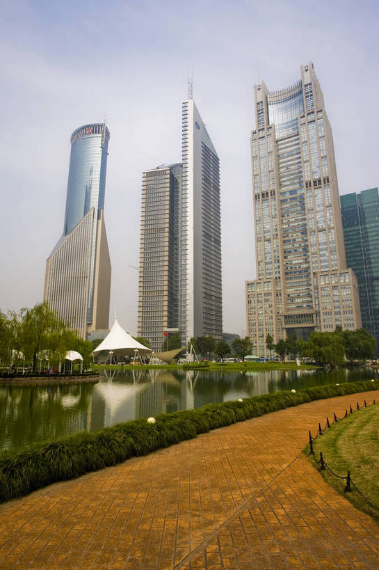 公园,花园,竖图,彩色,室外,白天,旅游,度假,办公楼,草地,草坪,名胜古迹,植物,城市风光,标志建筑,大厦,地标,建筑,上海,中国,亚洲,遗迹,景观,建筑群,古迹,文物,娱乐,建设,古建筑,浦东,草,绿色,地标建筑,享受,休闲,旅游胜地,放松,竖,摄影,古文明,东亚,中华人民共和国,陆家嘴绿地,金融区,旅行,bj174