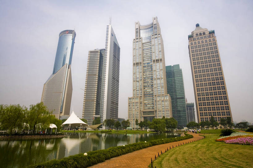 公园,花园,横图,彩色,室外,白天,旅游,度假,办公楼,草地,草坪,名胜古迹,植物,城市风光,标志建筑,大厦,地标,建筑,上海,中国,亚洲,遗迹,景观,建筑群,古迹,文物,娱乐,建设,古建筑,浦东,草,绿色,地标建筑,享受,休闲,旅游胜地,放松,摄影,古文明,东亚,中华人民共和国,陆家嘴绿地,金融区,旅行,bj174