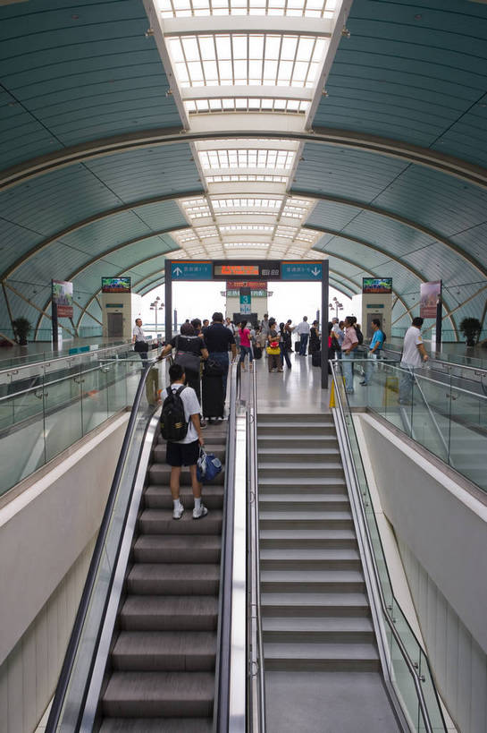 竖图,彩色,室内,白天,车站,上海,中国,亚洲,乘客,扶梯,轨道,站台,交通,交通工具,摄影,磁悬浮,东亚,磁悬浮列车,中华人民共和国,bj174