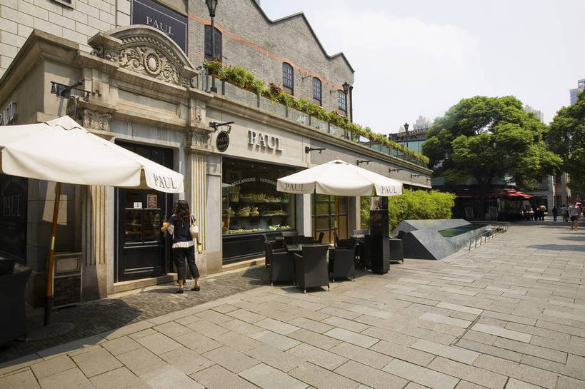 酒吧,横图,彩色,室外,白天,旅游,度假,美景,名胜古迹,标志建筑,道路,地标,建筑,街道,路,商场,公路,上海,中国,亚洲,遗迹,景观,建筑群,交通,古迹,文物,娱乐,建设,古建筑,享受,休闲,旅游胜地,景色,放松,摄影,新天地,茶座,古文明,东亚,中华人民共和国,马路,旅行,bj174