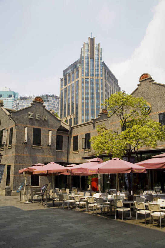 酒吧,竖图,彩色,室外,白天,旅游,度假,美景,名胜古迹,标志建筑,道路,地标,建筑,街道,路,商场,公路,上海,中国,亚洲,遗迹,景观,建筑群,交通,古迹,文物,娱乐,建设,古建筑,享受,休闲,旅游胜地,景色,放松,竖,摄影,新天地,茶座,古文明,东亚,中华人民共和国,马路,旅行,bj174