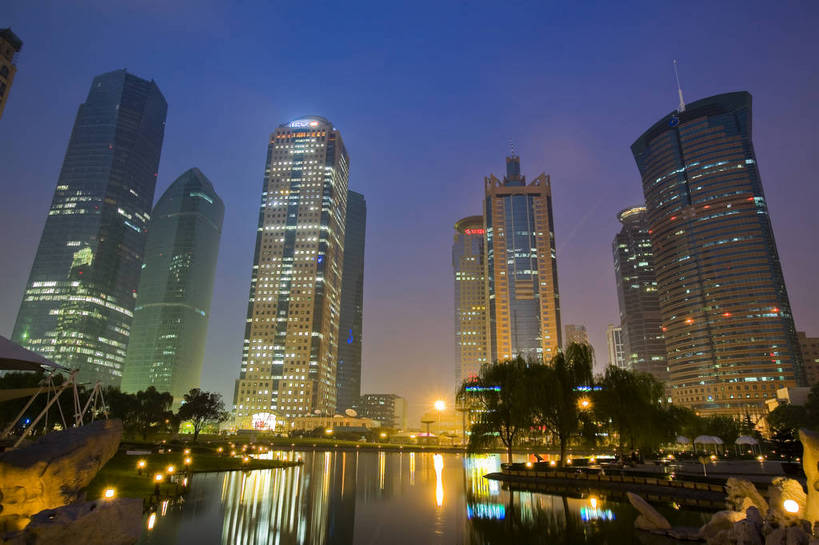 横图,彩色,室外,旅游,度假,办公楼,名胜古迹,城市风光,标志建筑,大厦,地标,建筑,夜景,上海,中国,亚洲,遗迹,景观,建筑群,灯光,古迹,文物,娱乐,建设,古建筑,浦东,绿地,地标建筑,享受,休闲,灿烂,旅游胜地,放松,摄影,灯火通明,金融中心,古文明,东亚,中华人民共和国,陆家嘴绿地,金融区,旅行,城市公园,bj174