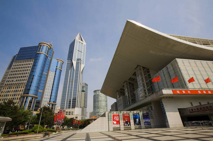 横图,彩色,室外,白天,仰视,旅游,度假,办公楼,名胜古迹,城市风光,标志建筑,大厦,地标,建筑,上海,中国,亚洲,遗迹,景观,建筑群,古迹,文物,娱乐,建设,古建筑,蓝天,地标建筑,人民广场,享受,休闲,旅游胜地,放松,摄影,上海大剧院,古文明,东亚,中华人民共和国,旅行,bj174