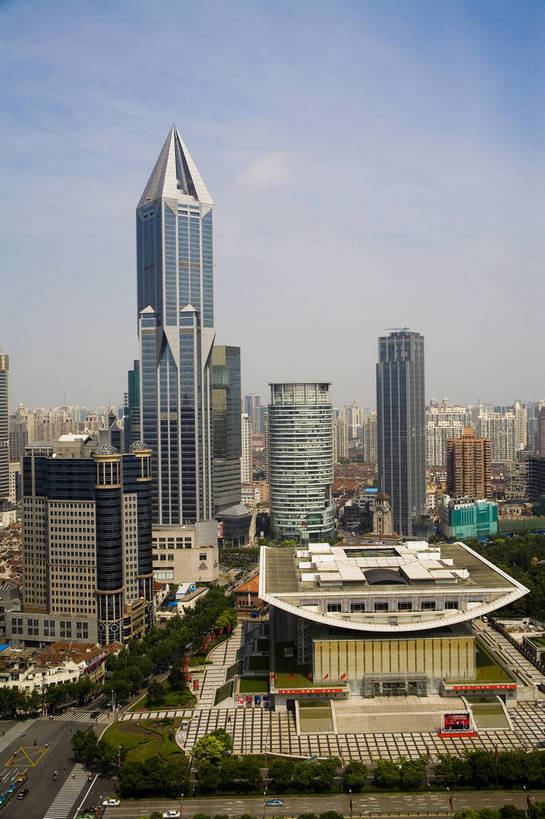 竖图,俯视,彩色,室外,白天,旅游,度假,办公楼,名胜古迹,城市风光,标志建筑,大厦,地标,建筑,上海,中国,亚洲,遗迹,景观,建筑群,古迹,文物,娱乐,建设,古建筑,蓝天,地标建筑,人民广场,享受,休闲,旅游胜地,放松,竖,摄影,上海大剧院,古文明,东亚,中华人民共和国,旅行,bj174