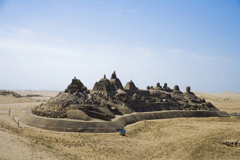 无人,横图,彩色,室外,白天,旅游,度假,名胜古迹,标志建筑,地标,建筑,雕塑,中国,亚洲,遗迹,造型,人物,雕像,古迹,文物,娱乐,建设,古建筑,享受,休闲,旅游胜地,放松,摄影,人文景观,沙雕,沙砾,古文明,东亚,宁夏,银川,中华人民共和国,西北地区,宁夏回族自治区,宁,石嘴山,石嘴山市,旅行,沙湖,沙湖生态旅游区,平罗,平罗县,bj174