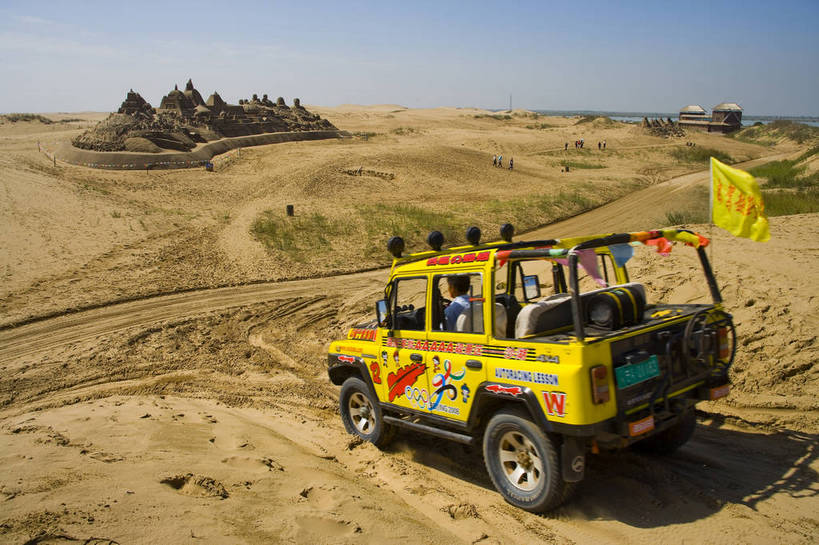 横图,彩色,室外,白天,旅游,度假,名胜古迹,标志建筑,地标,建筑,雕塑,中国,亚洲,遗迹,造型,人物,雕像,古迹,文物,娱乐,建设,古建筑,享受,休闲,旅游胜地,放松,摄影,人文景观,沙雕,沙砾,参观,古文明,东亚,宁夏,银川,中华人民共和国,西北地区,宁夏回族自治区,宁,石嘴山,石嘴山市,旅行,沙湖,沙湖生态旅游区,平罗,平罗县,bj174