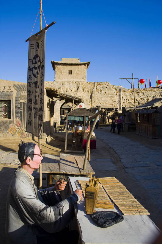 竖图,彩色,室外,特写,白天,旅游,度假,名胜古迹,标志建筑,地标,建筑,中国,亚洲,遗迹,古迹,文物,娱乐,建设,古建筑,享受,休闲,旅游胜地,放松,竖,摄影,人文景观,古代建筑,蜡,油质,中国文化,古文明,东亚,宁夏,银川,镇北堡影视城,影视城,首府,中华人民共和国,西北地区,银川市,宁夏回族自治区,宁,旅行,固态,镇北堡,镇北堡西部影视城,易熔化,蜡人,bj174