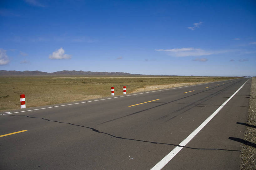 无人,横图,彩色,室外,白天,旅游,度假,草原,名胜古迹,标志建筑,地标,建筑,公路,中国,亚洲,遗迹,古迹,文物,娱乐,建设,古建筑,自然,享受,休闲,旅游胜地,放松,摄影,远山,自然风光,古文明,东亚,新疆,中华人民共和国,阿勒泰,旅行,bj174