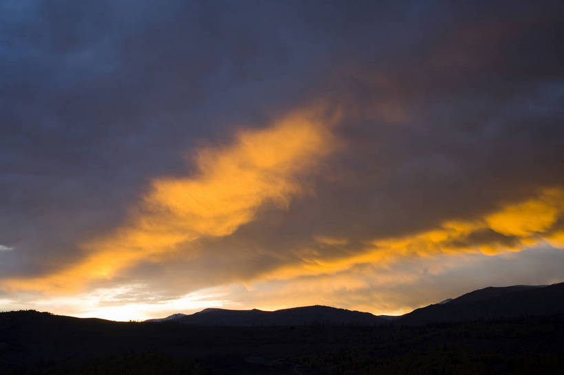 无人,横图,彩色,室外,白天,旅游,度假,名胜古迹,标志建筑,地标,建筑,中国,亚洲,遗迹,凌晨,云彩,古迹,文物,娱乐,建设,古建筑,阳光,自然,享受,休闲,旅游胜地,彩霞,放松,摄影,远山,自然风光,古文明,东亚,新疆,中华人民共和国,阿勒泰,旅行,禾木,bj174