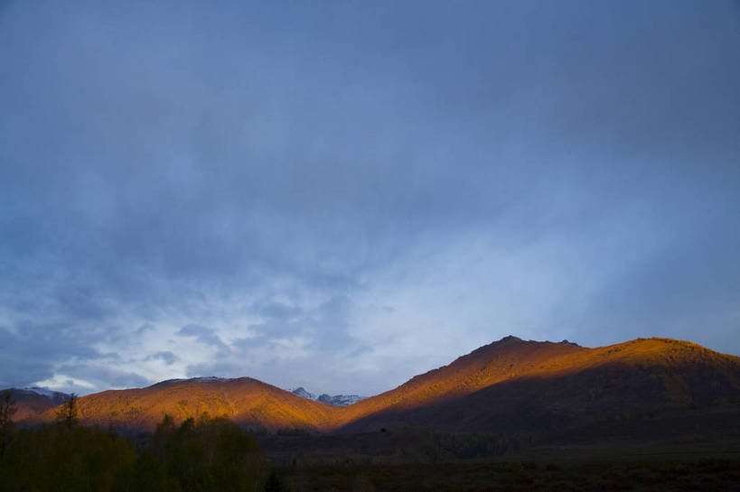 无人,横图,彩色,室外,白天,旅游,度假,名胜古迹,标志建筑,地标,建筑,中国,亚洲,遗迹,凌晨,云彩,古迹,文物,娱乐,建设,古建筑,阳光,自然,享受,休闲,旅游胜地,彩霞,放松,摄影,远山,自然风光,古文明,东亚,新疆,中华人民共和国,阿勒泰,旅行,禾木,bj174