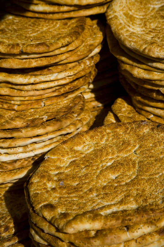 无人,竖图,彩色,室外,白天,中国,亚洲,民俗,熟食,食品,饼,食物,竖,摄影,东亚,乌鲁木齐,新疆,馕,馕饼,中华人民共和国,胡饼,埃特买克,炉饼,尤哈,bj174