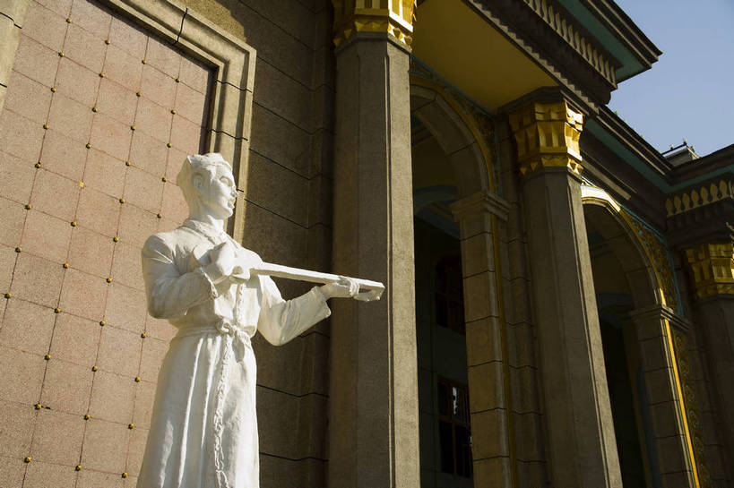 无人,横图,彩色,室外,特写,白天,旅游,度假,美景,城市风光,城市,建筑,雕塑,中国,亚洲,艺术,装饰,雕刻,雕像,景观,娱乐,现代建筑,工艺品,享受,休闲,景色,放松,摄影,纪念,美术,主题,陈列,东亚,乌鲁木齐,新疆,首府,中华人民共和国,功能,美学,乌鲁木齐市,新疆维吾尔自治区,西北地区,旅行,天山区,新,新疆人民剧场,bj174