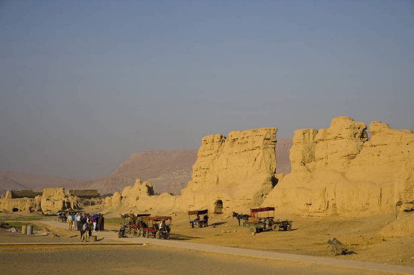 横图,彩色,室外,白天,旅游,度假,名胜古迹,标志建筑,地标,建筑,中国,亚洲,遗迹,文化遗产,古迹,文物,娱乐,建设,古建筑,自然,享受,休闲,旅游胜地,放松,摄影,人文景观,古代建筑,中国文化,古文明,东亚,高昌古城,吐鲁番,新疆,驴车,中华人民共和国,旅行,游览,bj174