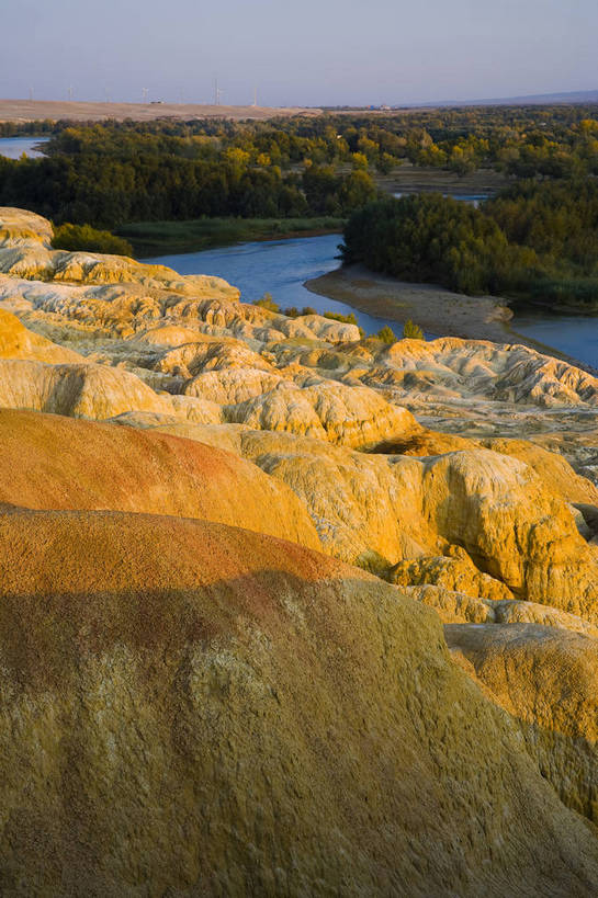 无人,竖图,彩色,室外,白天,旅游,度假,湖泊,石头,名胜古迹,森林,树林,峡谷,标志建筑,地标,建筑,中国,亚洲,遗迹,石子,水潭,古迹,文物,娱乐,建设,古建筑,自然,享受,休闲,旅游胜地,放松,竖,摄影,绿洲,自然风光,古文明,东亚,地貌,新疆,中华人民共和国,石块,旅行,地质,五彩湾,bj174