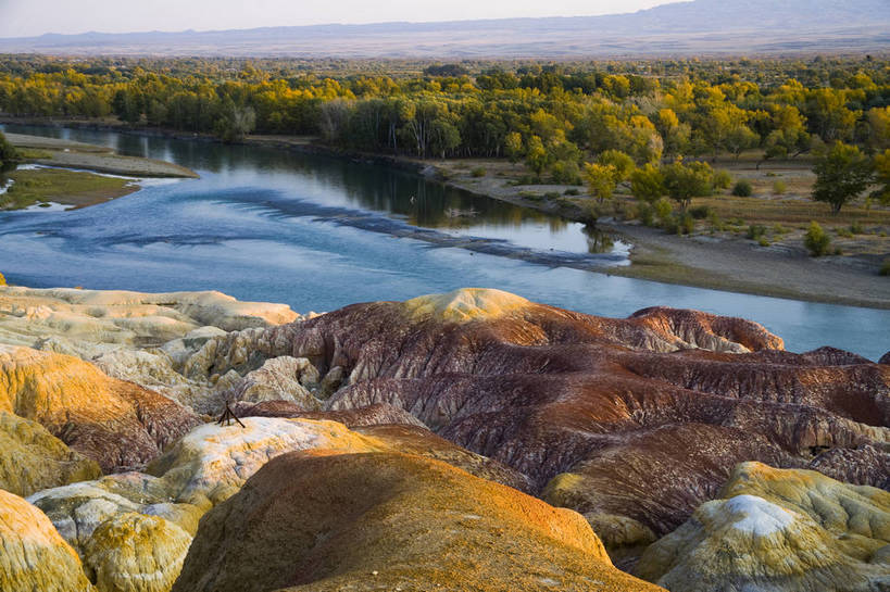 无人,横图,彩色,室外,白天,旅游,度假,湖泊,石头,名胜古迹,森林,树林,峡谷,标志建筑,地标,建筑,中国,亚洲,遗迹,石子,水潭,古迹,文物,娱乐,建设,古建筑,自然,享受,休闲,旅游胜地,放松,摄影,绿洲,自然风光,古文明,东亚,地貌,新疆,中华人民共和国,石块,旅行,地质,五彩湾,bj174