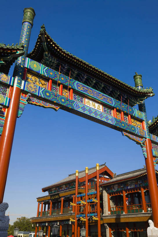 无人,竖图,彩色,室外,特写,白天,旅游,度假,美景,名胜古迹,标志建筑,道路,地标,建筑,街道,路,公路,北京,中国,亚洲,遗迹,景观,牌坊,交通,古迹,文物,娱乐,建设,古建筑,蓝天,享受,休闲,旅游胜地,景色,放松,竖,摄影,城楼,古代建筑,前门,古文明,东亚,中华人民共和国,马路,旅行,大栅栏,传统文化,bj174