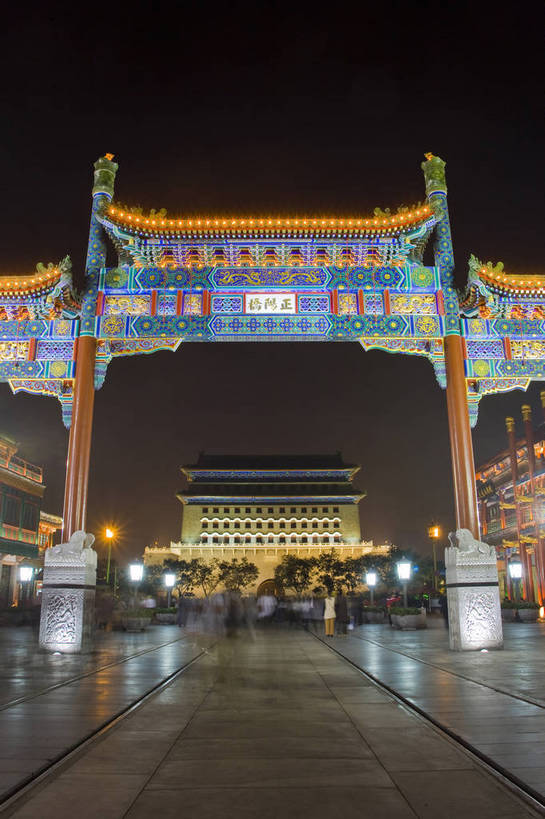 竖图,彩色,室外,特写,旅游,度假,美景,名胜古迹,标志建筑,道路,地标,建筑,街道,路,夜景,公路,北京,中国,亚洲,遗迹,景观,牌坊,灯光,交通,首都,古迹,文物,娱乐,建设,古建筑,蓝天,享受,休闲,灿烂,旅游胜地,景色,放松,竖,摄影,城楼,前门,古文明,东亚,中华人民共和国,北京市,京,北平,华北地区,西城区,马路,旅行,大栅栏,大栅栏街,传统文化,bj174