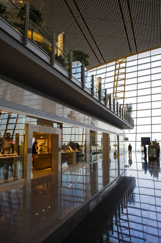 商店,机场,竖图,彩色,室内,白天,飞机场,建筑,商场,北京,中国,亚洲,首都,候机厅,大厅,现代建筑,地标建筑,航站楼,竖,摄影,东亚,中华人民共和国,北京市,京,北平,华北地区,北京首都国际机场,首都国际机场,首都机场,北京首都国际机场3号航站楼,北京首都国际机场T3航站楼,北京机场,bj174