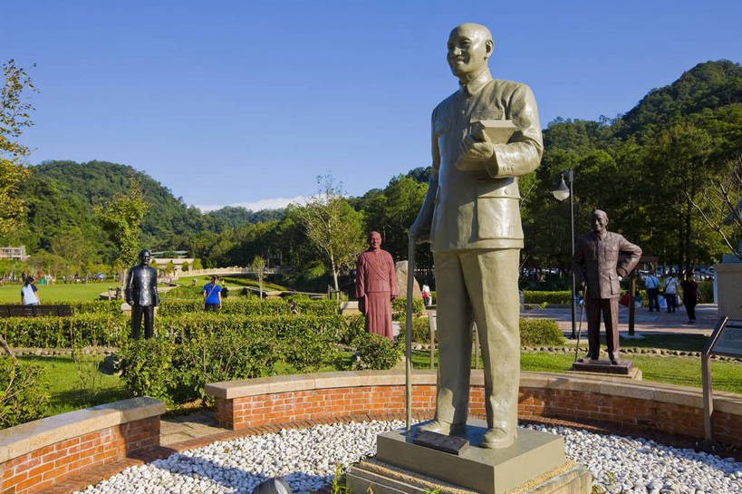 公园,横图,彩色,室外,白天,草坪,树林,雕塑,台湾,中国,亚洲,雕像,蓝天,绿地,摄影,纪念,蒋介石,东亚,台北,桃园县,港澳台,中华人民共和国,台湾省,慈湖,大溪镇,桃园,台,蒋中正,慈湖蒋陵,bj174