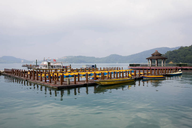 码头,横图,彩色,室外,旅游,度假,湖,名胜古迹,树林,标志建筑,地标,建筑,日月潭,台湾,中国,亚洲,遗迹,水潭,古迹,文物,娱乐,建设,古建筑,风景,蓝天,自然,享受,休闲,旅游胜地,放松,摄影,古文明,东亚,中华人民共和国,旅行,bj174