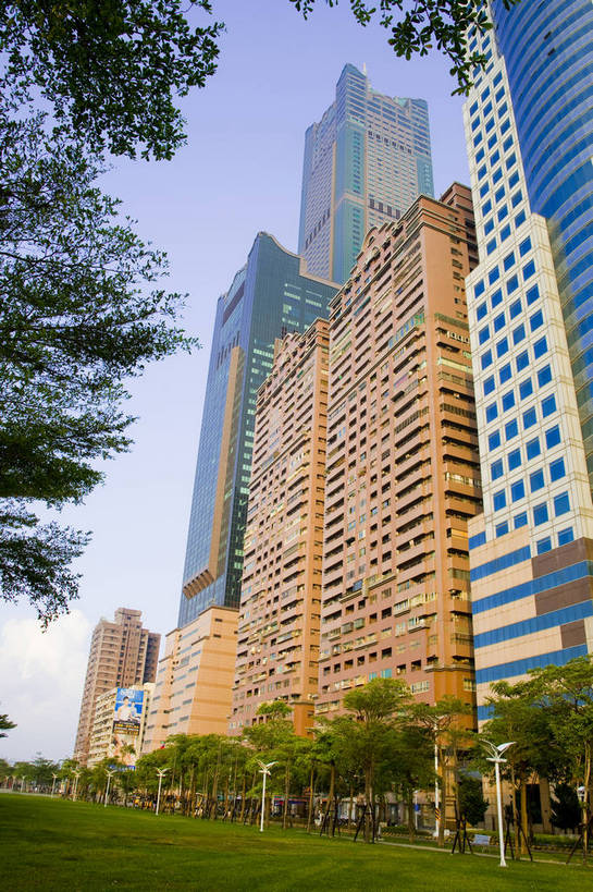 竖图,彩色,室外,白天,旅游,度假,草坪,名胜古迹,城市风光,标志建筑,地标,建筑,台湾,中国,亚洲,遗迹,古迹,文物,娱乐,建设,古建筑,现代建筑,蓝天,绿地,享受,休闲,旅游胜地,放松,竖,摄影,城市广场,古文明,东亚,高雄市,中华人民共和国,旅行,bj174
