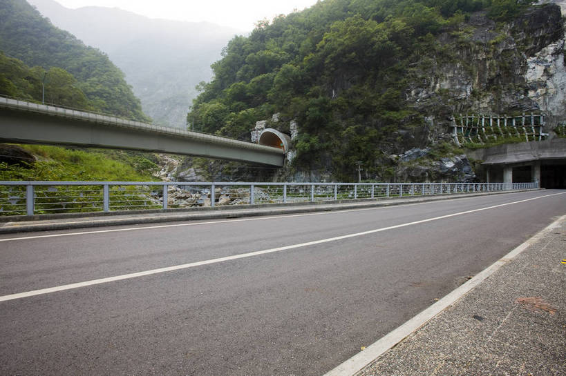 无人,公园,横图,彩色,室外,白天,旅游,度假,名胜古迹,山,树林,峡谷,标志建筑,道路,地标,建筑,台湾,中国,亚洲,遗迹,景观,山路,山谷,古迹,文物,娱乐,建设,古建筑,自然,享受,休闲,旅游胜地,放松,摄影,国家公园,古文明,东亚,花莲县,南投县,港澳台,中华人民共和国,台湾省,台中,台中市,太鲁阁国家公园,花莲,南投,次高太鲁阁国立公园,台,台湾太鲁阁国家公园,太鲁阁,bj174