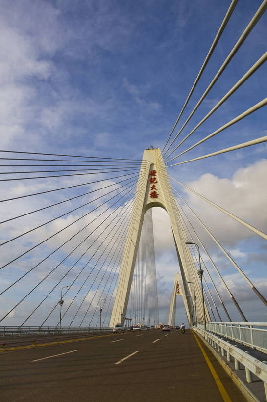 竖图,彩色,室外,特写,白天,旅游,大桥,道路,建筑,中国,亚洲,景观,桥,交通,现代建筑,海南,天空,旅游胜地,竖,摄影,海南省,东亚,中华人民共和国,华南地区,省会,海口,海口市,琼,旅行,海口世纪大桥,龙华区,世纪大桥,bj174