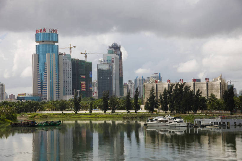横图,彩色,室外,白天,旅游,湖,城市风光,建筑,船,中国,亚洲,景观,建筑群,现代建筑,海南,天空,旅游胜地,摄影,东亚,中华人民共和国,海口,旅行,城市公园,国贸,bj174