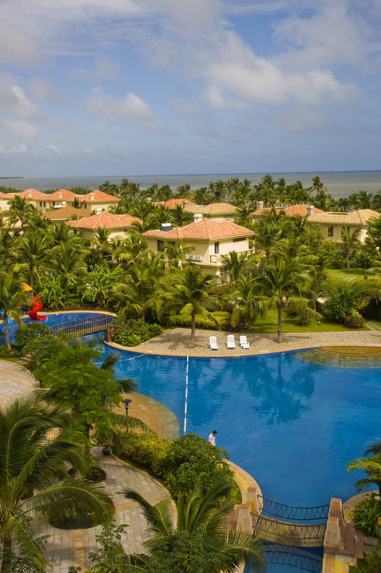 无人,游泳池,竖图,彩色,室外,白天,旅游,树林,植物,别墅,城市风光,建筑,酒店,椰树,叶子,中国,亚洲,景观,绿叶,现代建筑,树,树木,海南,绿色,天空,自然,休闲,嫩叶,旅游胜地,竖,摄影,海南省,生长,成长,海滨,度假村,东亚,中华人民共和国,华南地区,琼,叶,叶片,棕榈,椰子树,旅行,居住区,博鳌,博鳌镇,琼东,琼海,琼海市,博鳌玉带湾大酒店,bj174