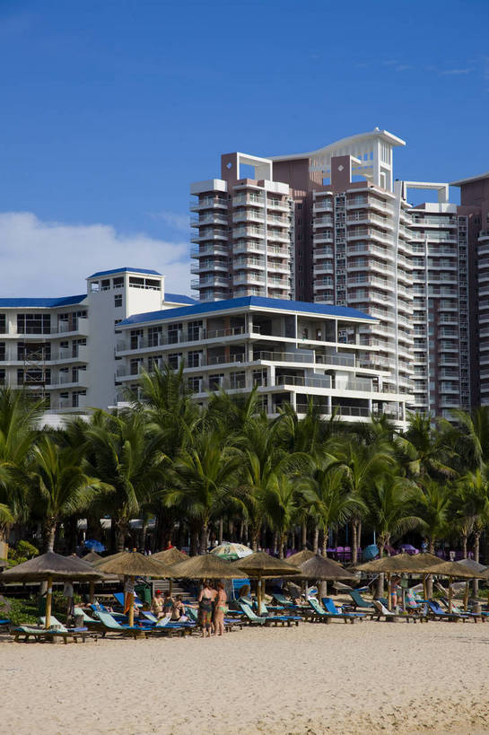 竖图,彩色,室外,白天,旅游,沙滩,建筑,三亚,中国,亚洲,游人,建筑群,海南,天空,休闲,旅游胜地,竖,摄影,海南省,海滨,东亚,三亚市,中华人民共和国,华南地区,琼,海滩,旅行,大东海,bj174