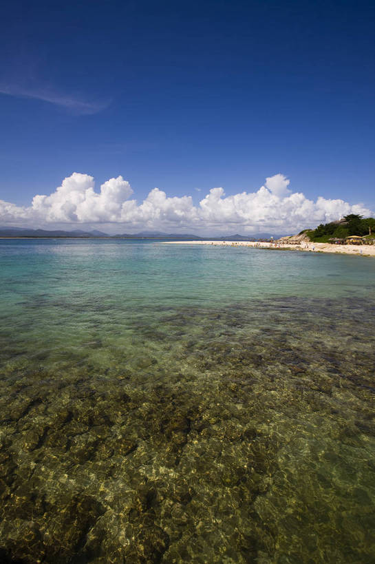 竖图,彩色,室外,白天,旅游,沙滩,三亚,中国,亚洲,云,海南,天空,休闲,旅游胜地,竖,摄影,海滨,东亚,中华人民共和国,海,海滩,旅行,蜈支洲岛,bj174