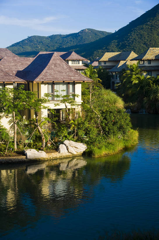 无人,竖图,彩色,室外,白天,旅游,树林,植物,别墅,建筑,酒店,椰树,叶子,三亚,中国,亚洲,景观,水池,绿叶,海湾,树,树木,海南,绿色,天空,自然,休闲,嫩叶,旅游胜地,竖,摄影,海南省,生长,成长,度假村,东亚,三亚市,中华人民共和国,华南地区,琼,叶,叶片,棕榈,椰子树,旅行,亚龙湾,亚龙湾国家旅游度假区,三亚亚龙湾五号别墅酒店,五号度假别墅酒店,bj174