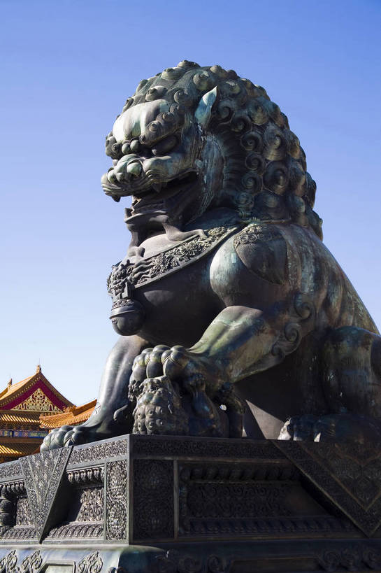 无人,故宫,宫殿,竖图,彩色,室外,特写,白天,名胜古迹,建筑,哺乳动物,野生动物,狮子,雕塑,北京,中国,亚洲,辟邪,艺术,装饰,雕刻,雕像,景观,文化遗产,文化,动物,工艺品,祈祷,健康,竖,许愿,摄影,古代建筑,纪念,祈求,美术,中国文化,主题,凶猛,陈列,东亚,中华人民共和国,功能,美学,驱邪,祛邪,避邪,守护神,残暴,平安,凶残,铜雕,传统文化,铜狮,铜狮子,bj174
