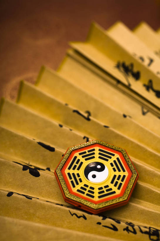 无人,竖图,彩色,室内,静物,中国,扇子,图片,艺术品,装饰品,两个,饰品,竖,摄影,太极,中国文化,八卦,东亚,影棚拍摄,传统文化,传统节日,bj174