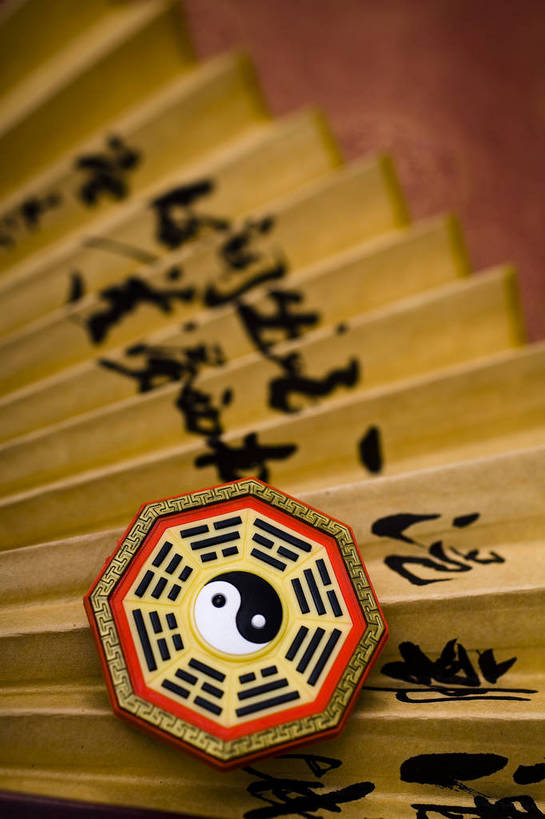 无人,竖图,彩色,室内,静物,中国,扇子,图片,艺术品,装饰品,两个,饰品,竖,摄影,太极,中国文化,八卦,东亚,影棚拍摄,传统文化,传统节日,bj174
