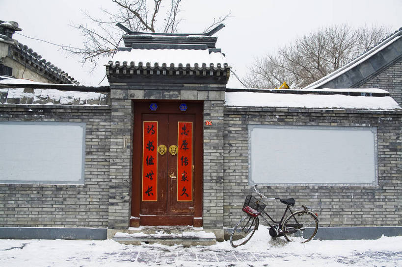 横图,彩色,室外,白天,雪,门,标志建筑,地标,胡同,建筑,自行车,北京,中国,对联,图片,庭院,建筑群,院子,枯树,古典,建设,树,摄影,春联,四合院,中国文化,东亚,传统文化,bj174