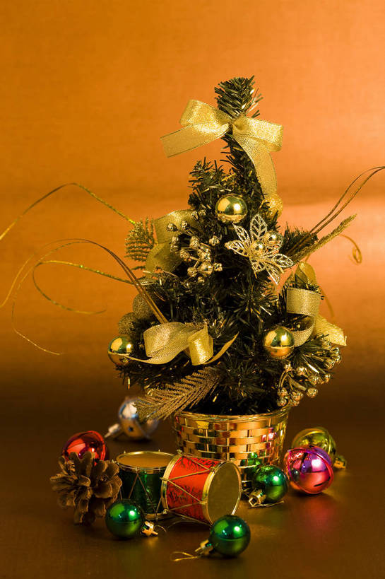 无人,竖图,彩色,室内,静物,玩具,中国,许多,节日,装饰,花篮,图片,圣诞树,鼓,艺术品,很多,松子,球,装饰品,多个,竖,摄影,礼品,东亚,影棚拍摄,bj174