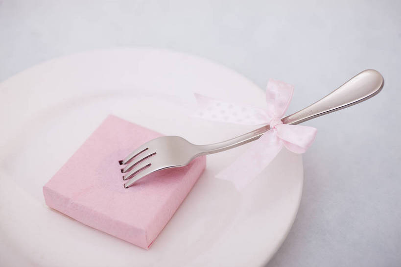 无人,横图,彩色,室内,静物,中国,叉子,图片,艺术品,装饰品,两个,盘子,蝴蝶结,摄影,礼品,东亚,影棚拍摄,bj174