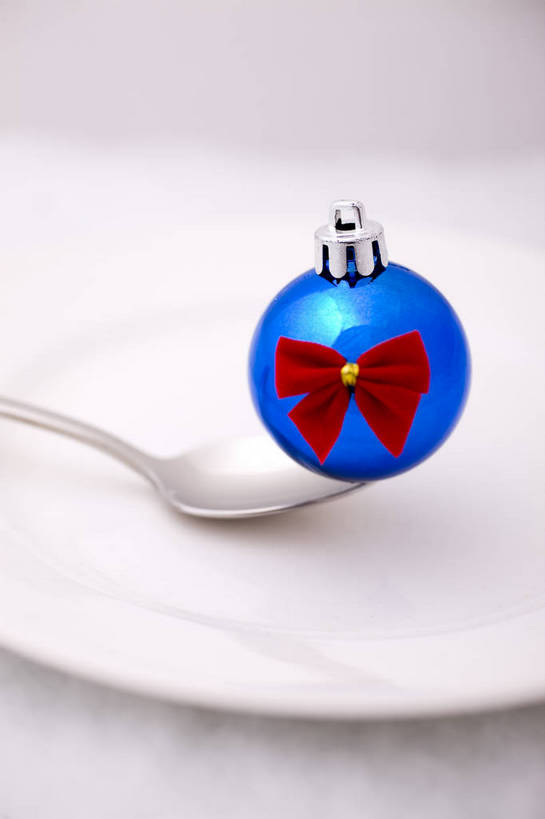 无人,竖图,彩色,室内,静物,中国,图片,勺子,艺术品,彩球,装饰品,两个,蝴蝶结,调羹,汤匙,竖,摄影,礼品,东亚,影棚拍摄,羹匙,bj174