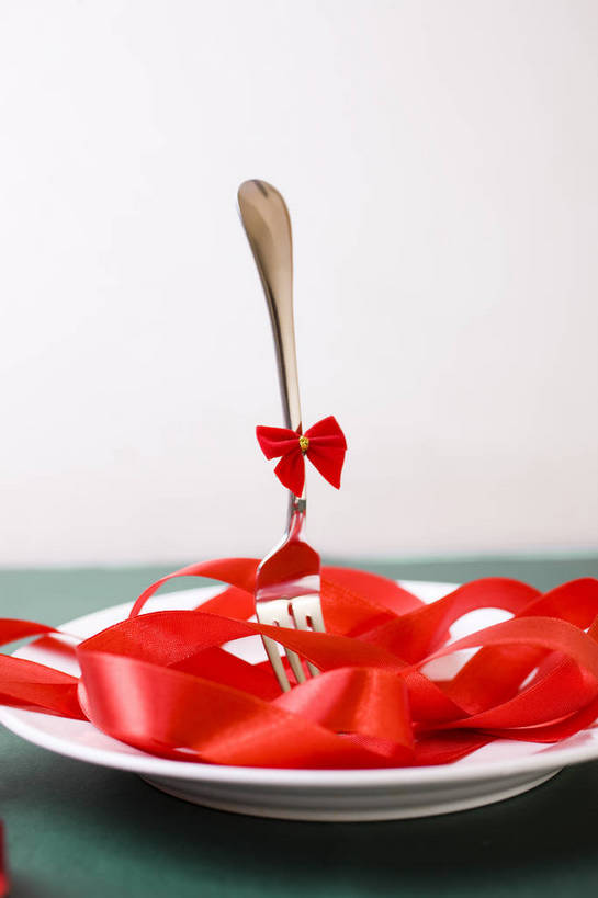 无人,竖图,彩色,室内,静物,中国,叉子,图片,艺术品,装饰品,两个,盘子,彩带,蝴蝶结,竖,摄影,礼品,东亚,影棚拍摄,bj174