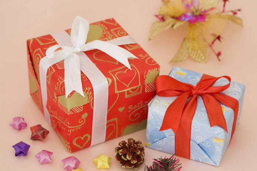 无人,横图,彩色,室内,静物,礼盒,中国,节日,艺术,图片,艺术品,文化,松子,物品,装饰品,两个,蝴蝶结,饰品,工艺品,摄影,东亚,影棚拍摄,bj174