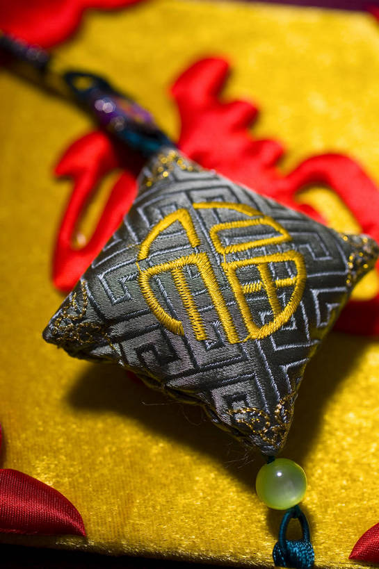 无人,竖图,彩色,室内,特写,静物,中国,春节,新年,节日,图片,装饰品,两个,福字,饰品,中国结,荷包,竖,摄影,绣品,中国文化,东亚,影棚拍摄,传统文化,bj174