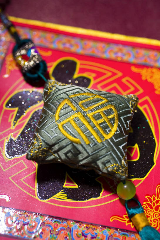 无人,竖图,彩色,室内,特写,静物,中国,春节,新年,节日,标志,图片,文字,字符,标识,装饰品,一个,福字,饰品,贴画,中国结,荷包,汉字,竖,摄影,绣品,单个,中国文化,中文,东亚,国文,华文,影棚拍摄,传统文化,bj174