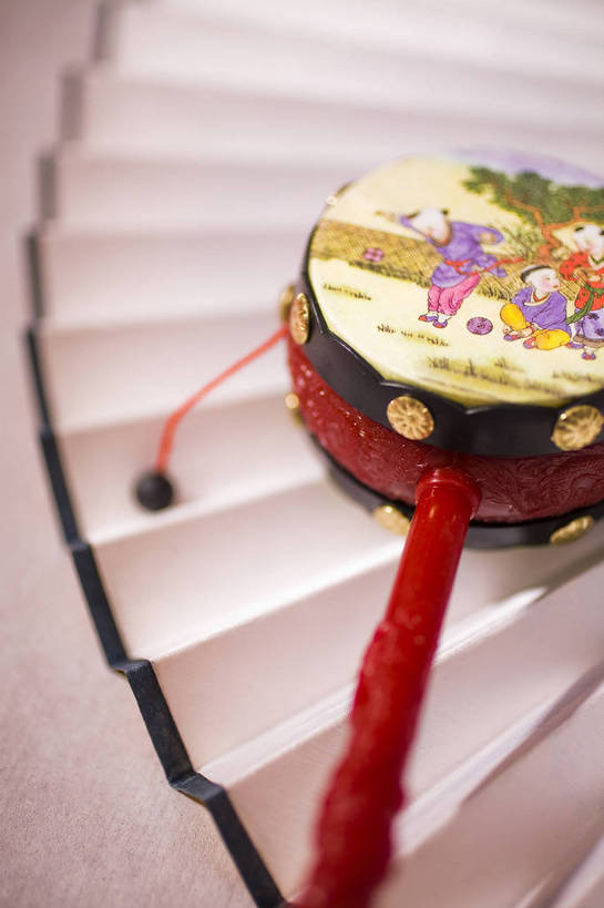 无人,竖图,彩色,室内,特写,静物,玩具,中国,扇子,图片,装饰品,两个,饰品,竖,摄影,中国文化,东亚,拨浪鼓,影棚拍摄,传统文化,bj174