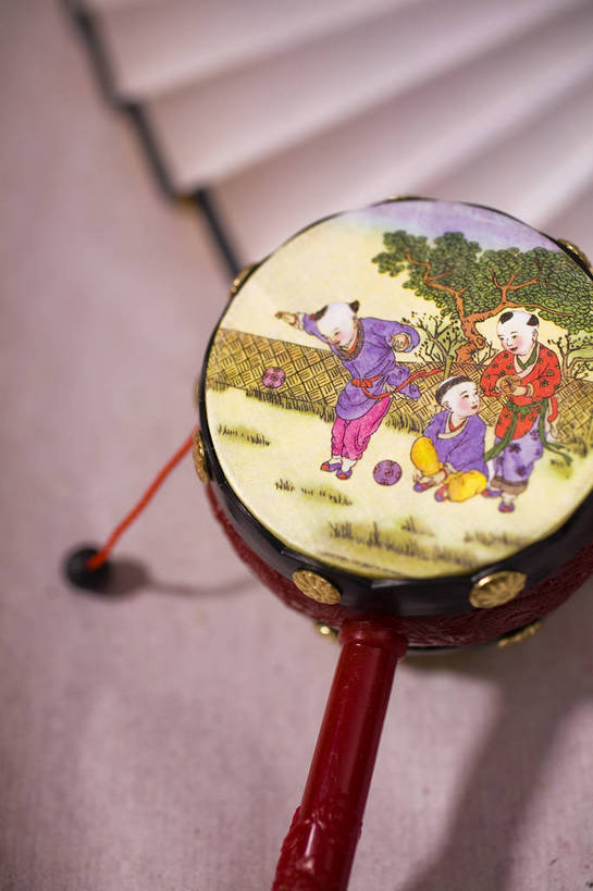 无人,竖图,彩色,室内,特写,静物,玩具,中国,扇子,图片,装饰品,两个,饰品,竖,摄影,中国文化,东亚,拨浪鼓,影棚拍摄,传统文化,bj174