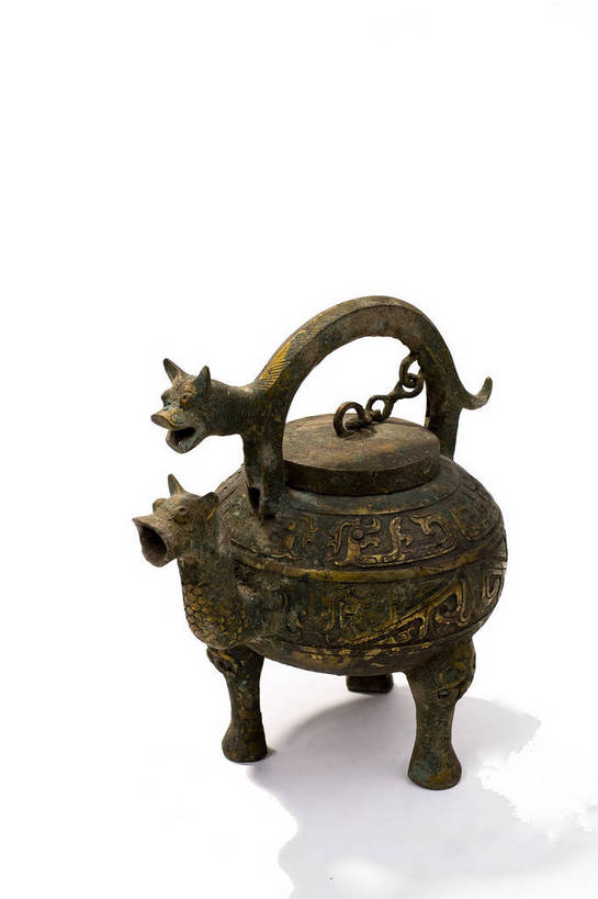 竖图,彩色,静物,金属制品,中国,金属,雕刻,壶,图片,文化遗产,艺术品,历史,文物,装饰品,古代,一个,摄影,单个,古董,中国文化,东亚,青铜,青铜器,古远,古代文明,美术工艺,影棚拍摄,传统文化,青铜制品,商兽面纹壶,bj174